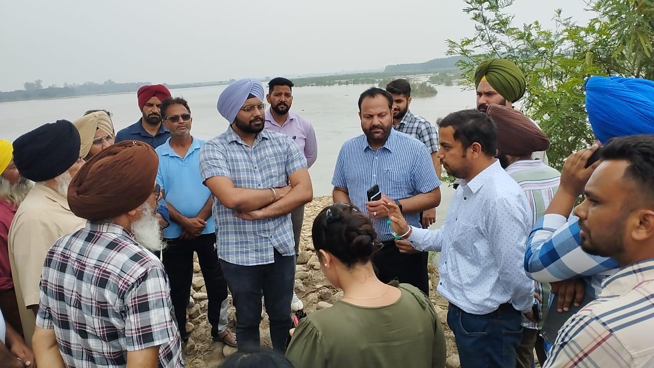 डिप्टी कमिश्नर ने सतलुज नदी के तटबंध का किया दौरा